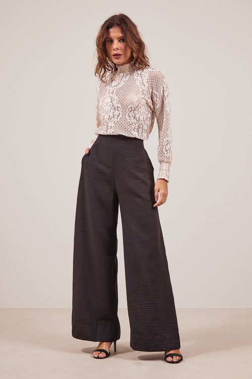 Calça fashion pantalona com blusa de renda