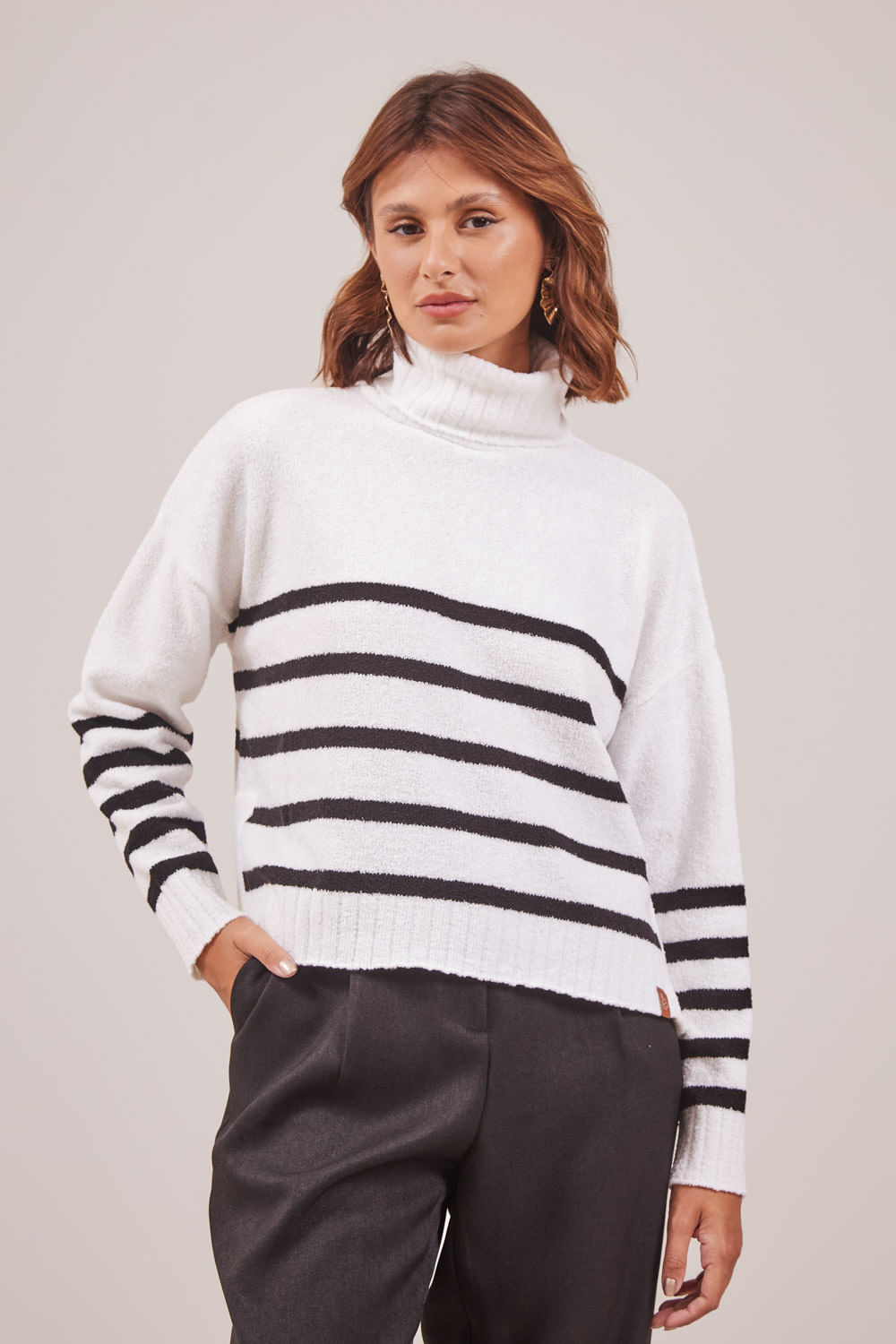 BLUSA-EM-TRICOT-MOUSSE-LISTRADA-GOLA-ALTA