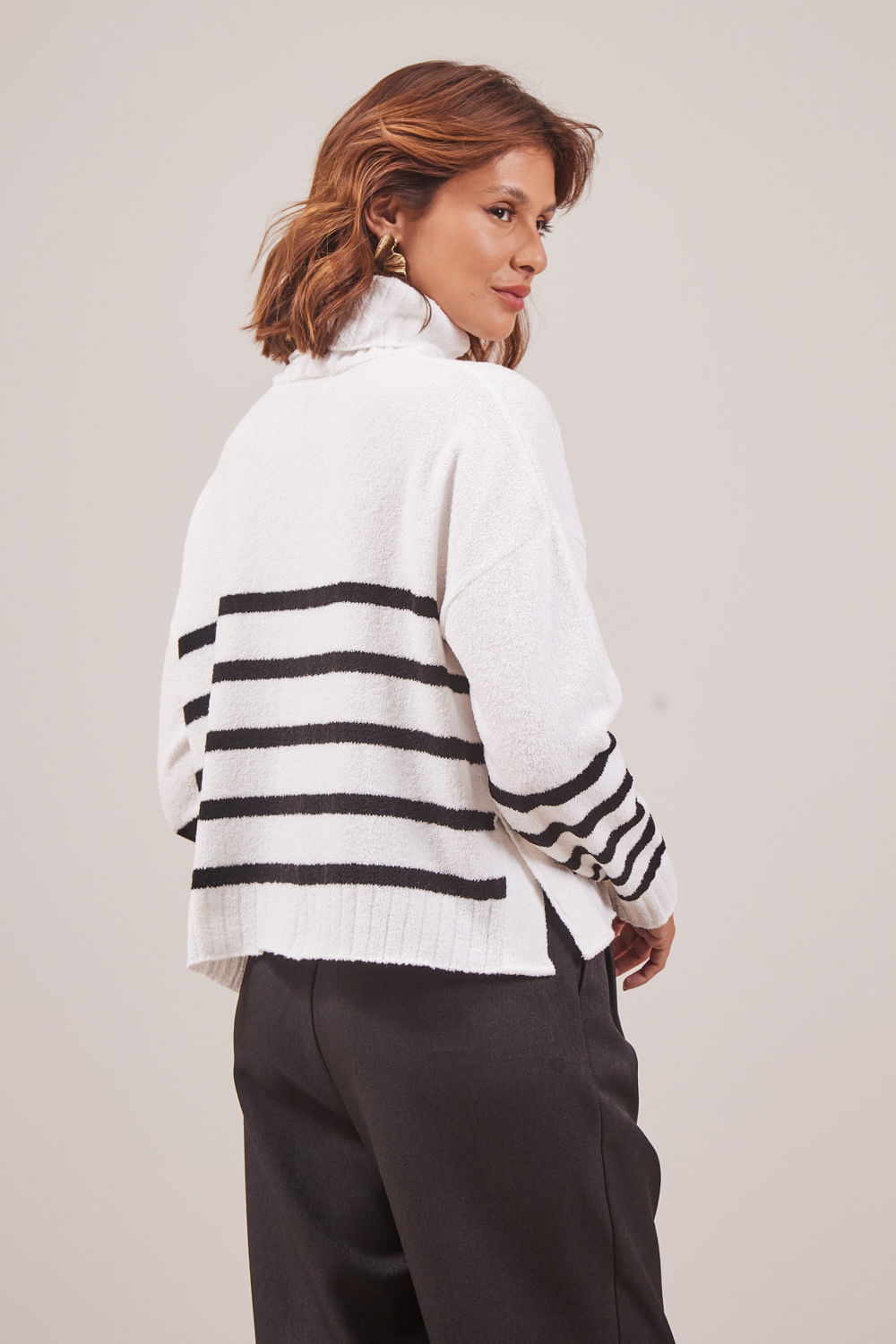 BLUSA-EM-TRICOT-MOUSSE-LISTRADA-GOLA-ALTA