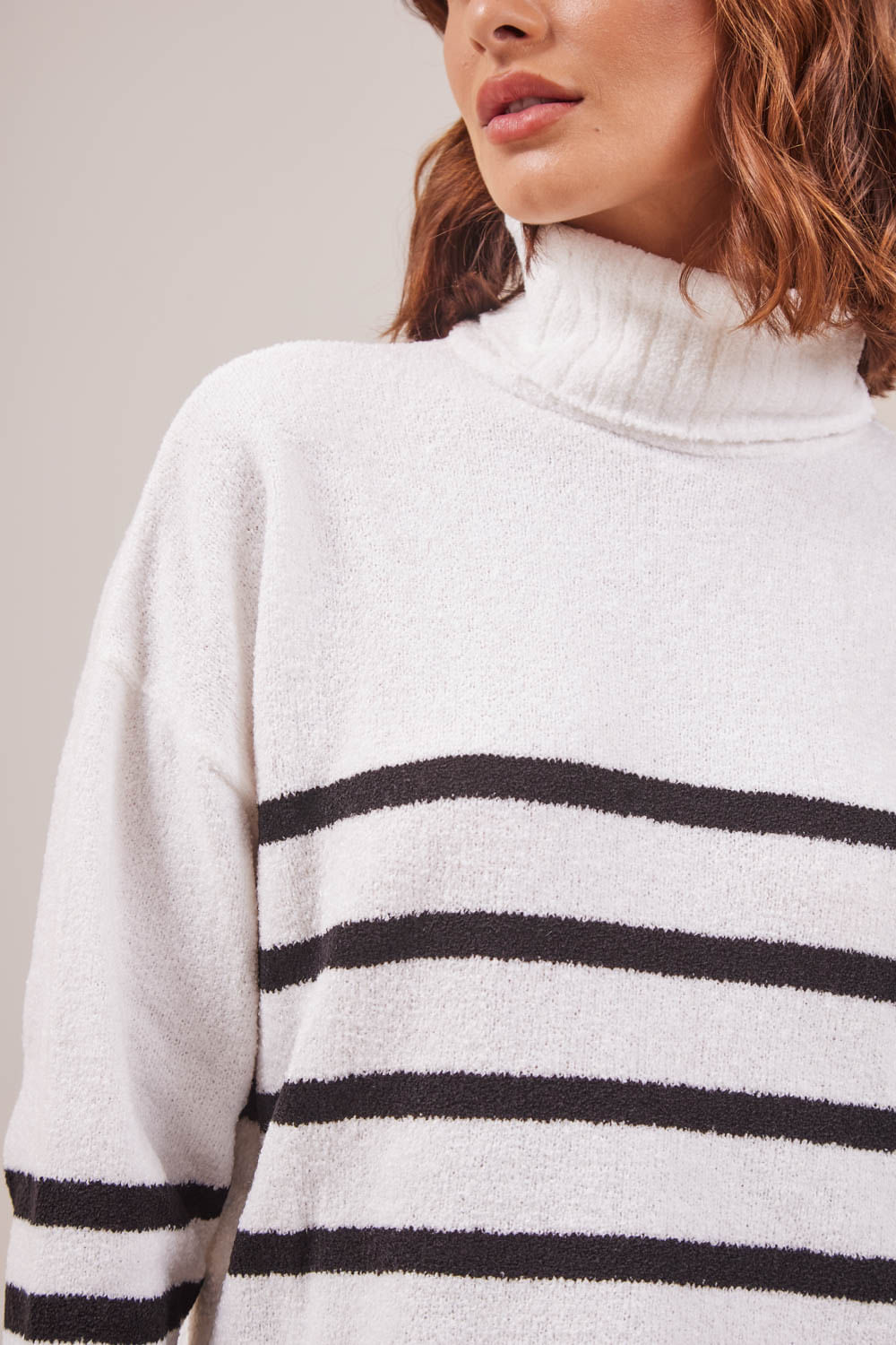 BLUSA-EM-TRICOT-MOUSSE-LISTRADA-GOLA-ALTA