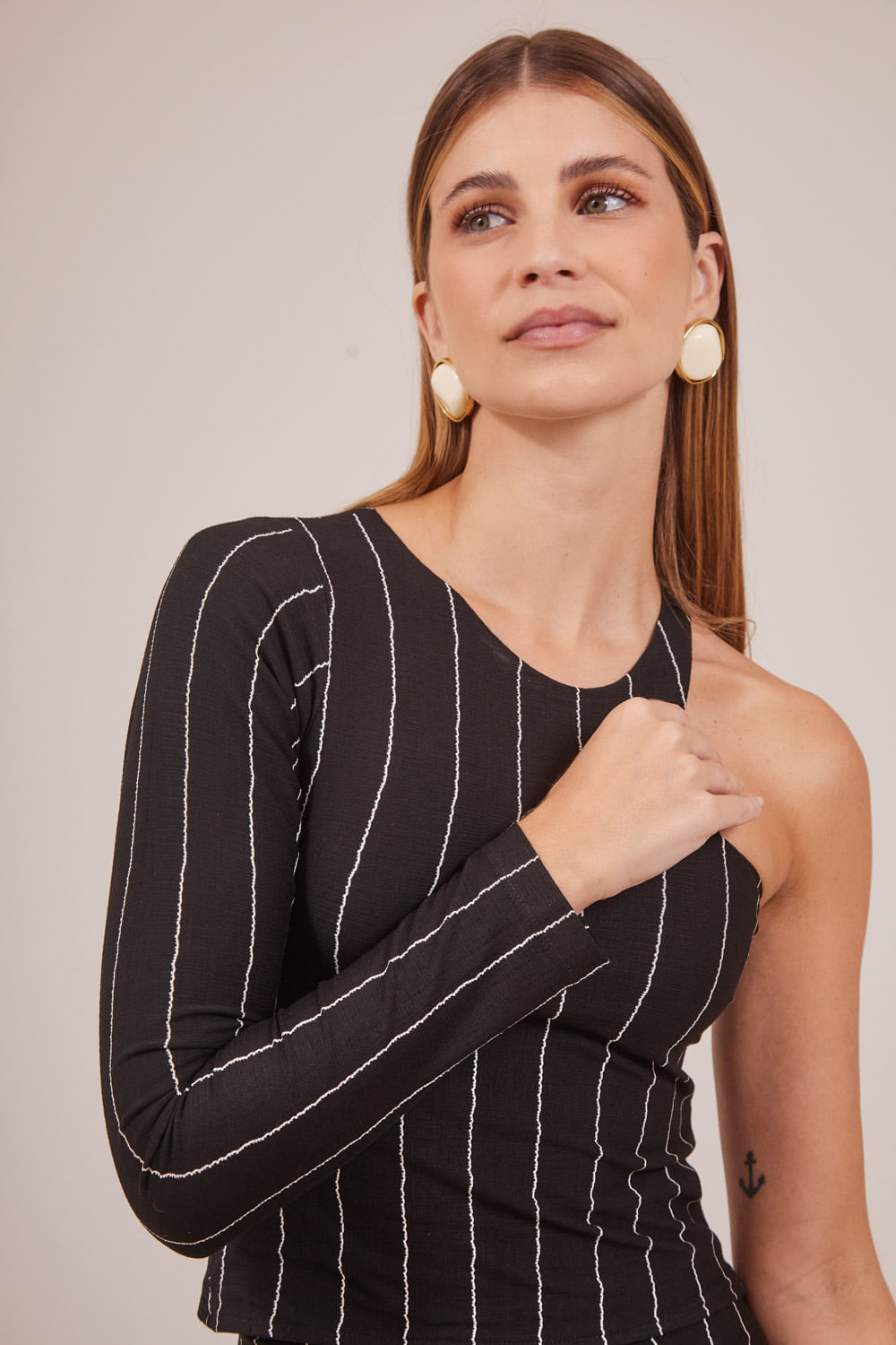 BLUSA-RECORTES-LISTRADA
