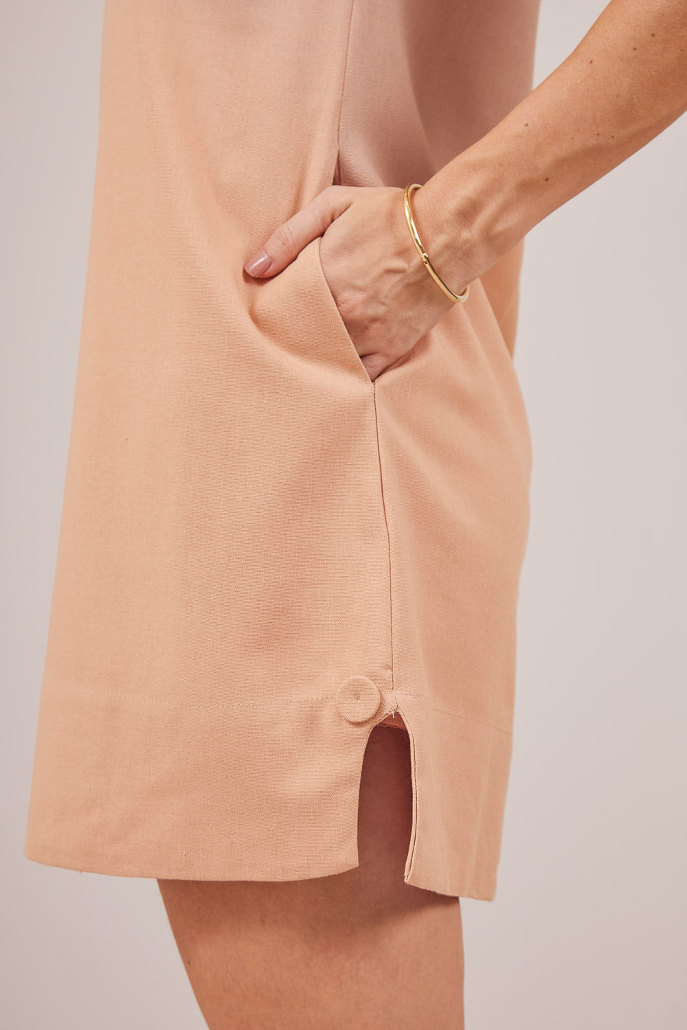VESTIDO-BOTAO-BARRA-DECOTE-V