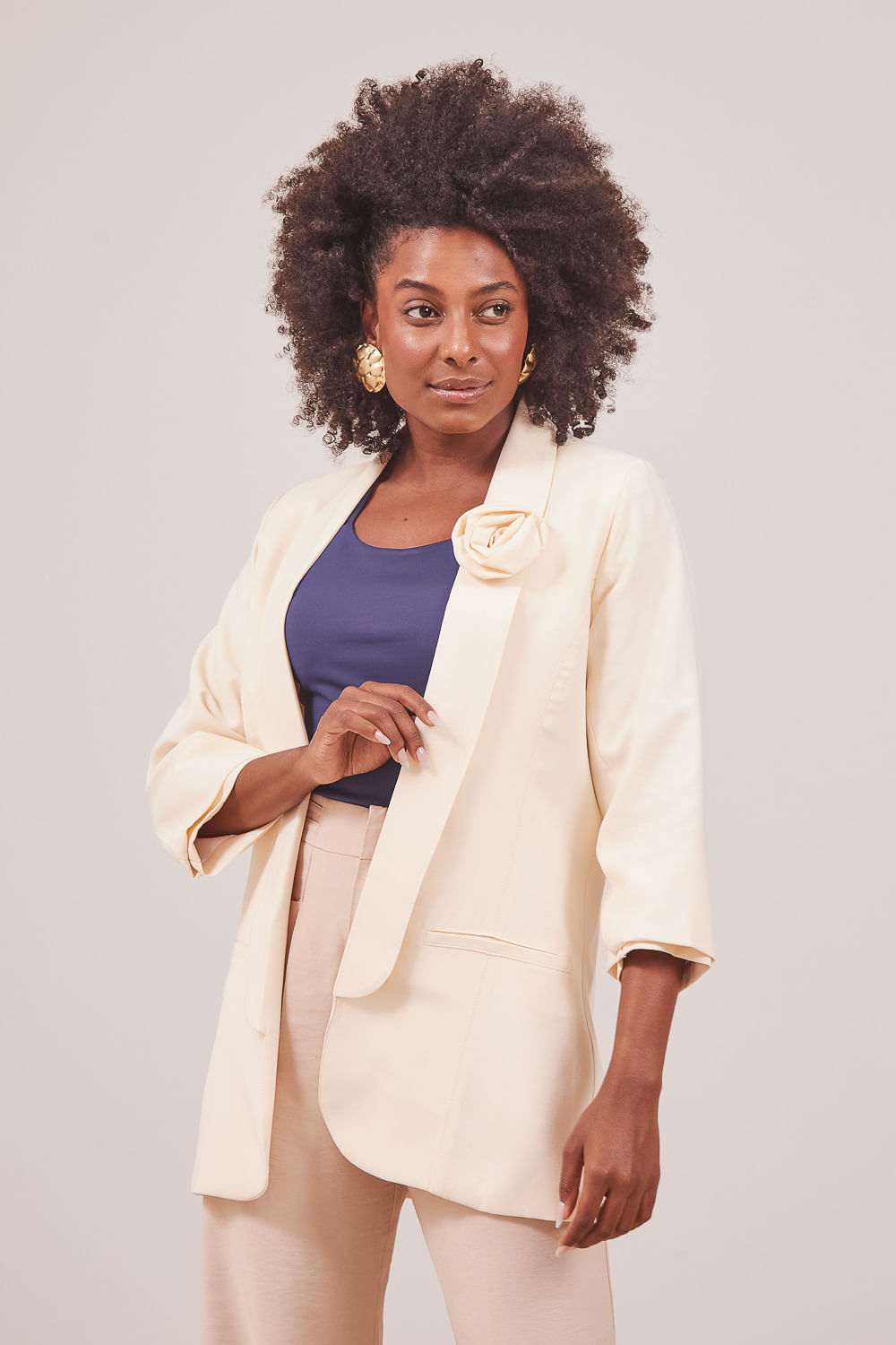 BLAZER-COM-BROCHE-FLOR