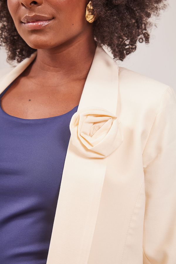 BLAZER-COM-BROCHE-FLOR