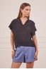 BLUSA-PRETA-E-SHORT-AZUL-2.jpg