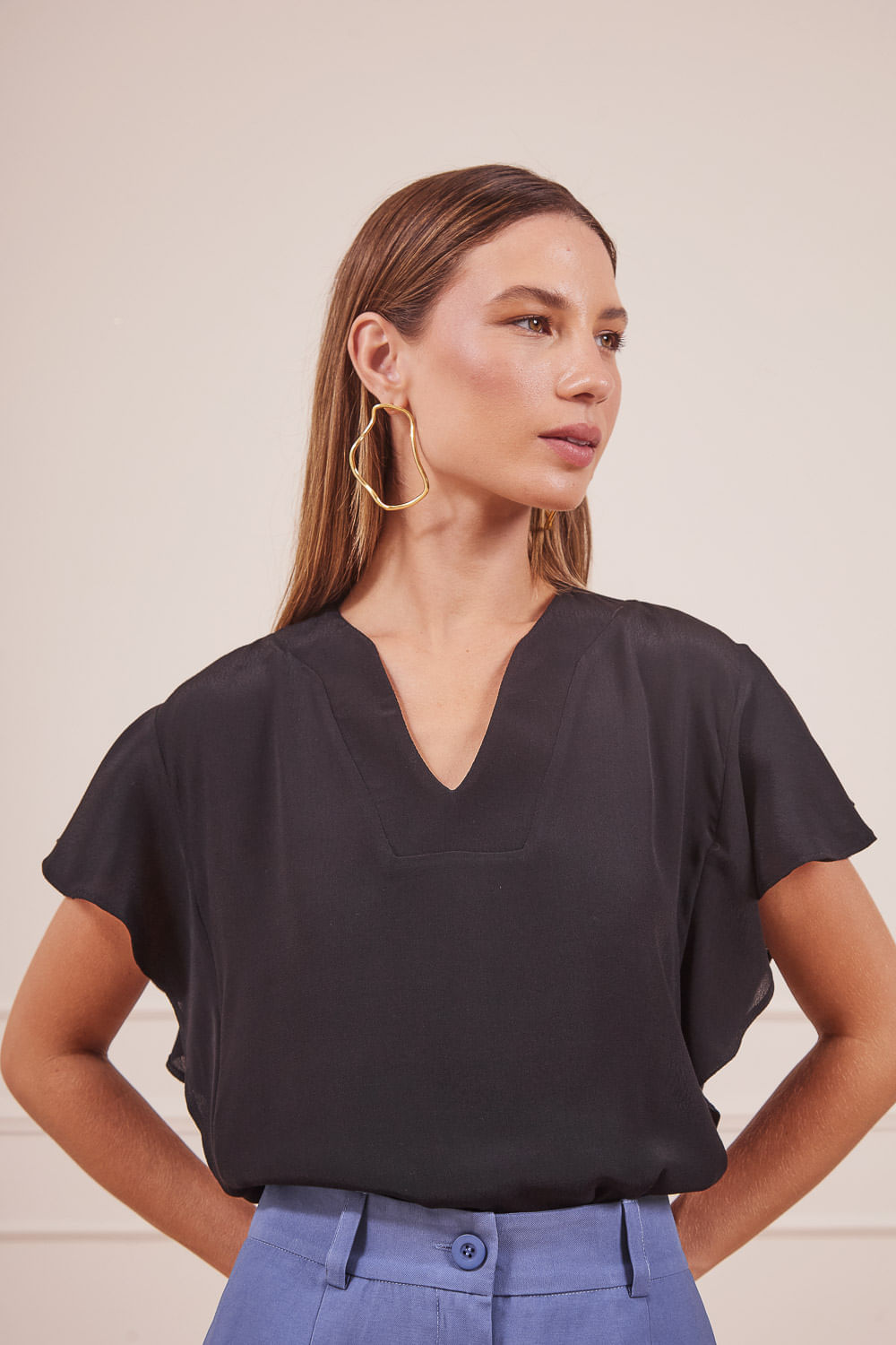 BLUSA-PRETA-E-SHORT-AZUL-11.jpg