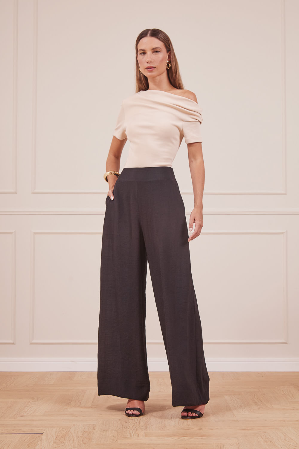 CALCA-PRETA-PANTALONA-COM-COS-LARGO-6.jpg