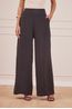 CALCA-PRETA-PANTALONA-COM-COS-LARGO-3.jpg