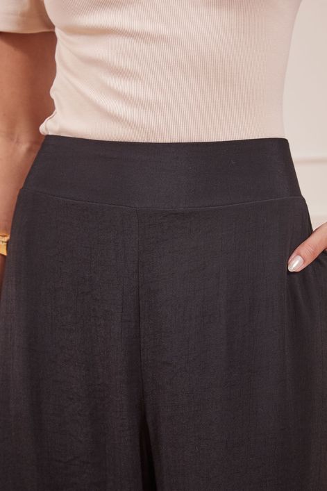 CALCA-PRETA-PANTALONA-COM-COS-LARGO-1.jpg