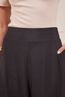 CALCA-PRETA-PANTALONA-COM-COS-LARGO-1.jpg