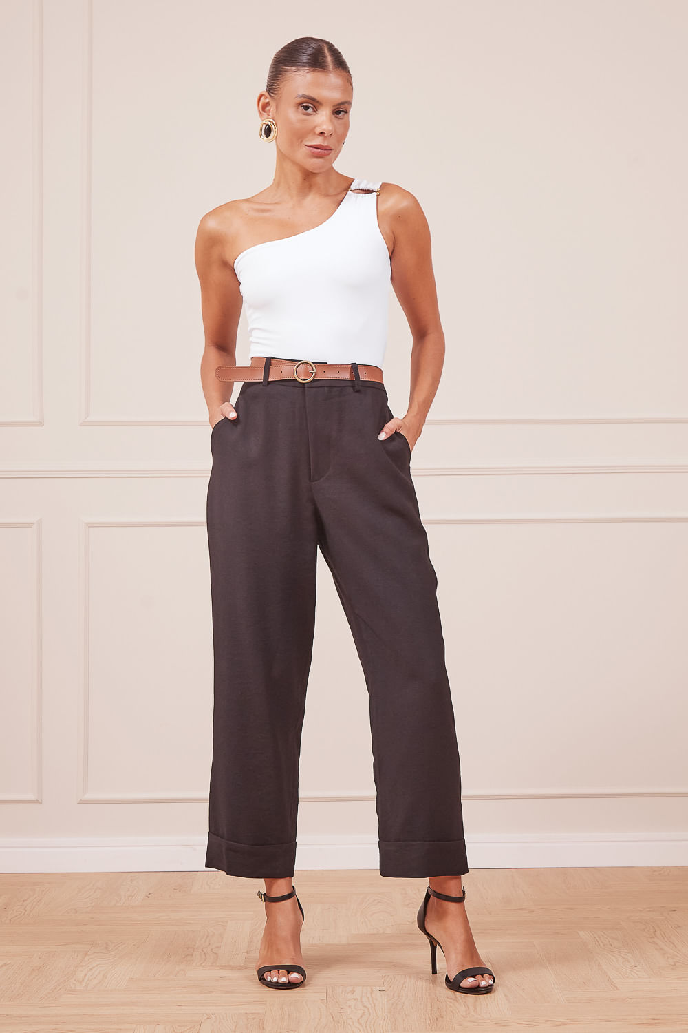 CALCA-PRETA-COM-CINTO-CARAMELO-E-BLAZER-PRETO-4.jpg