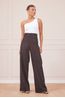 BLUSA-UM-OMBRO-COM-JOIA-BRANCA-E-CALCA-RISCA-PRETA-14.jpg