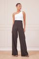 BLUSA-UM-OMBRO-COM-JOIA-BRANCA-E-CALCA-RISCA-PRETA-14.jpg