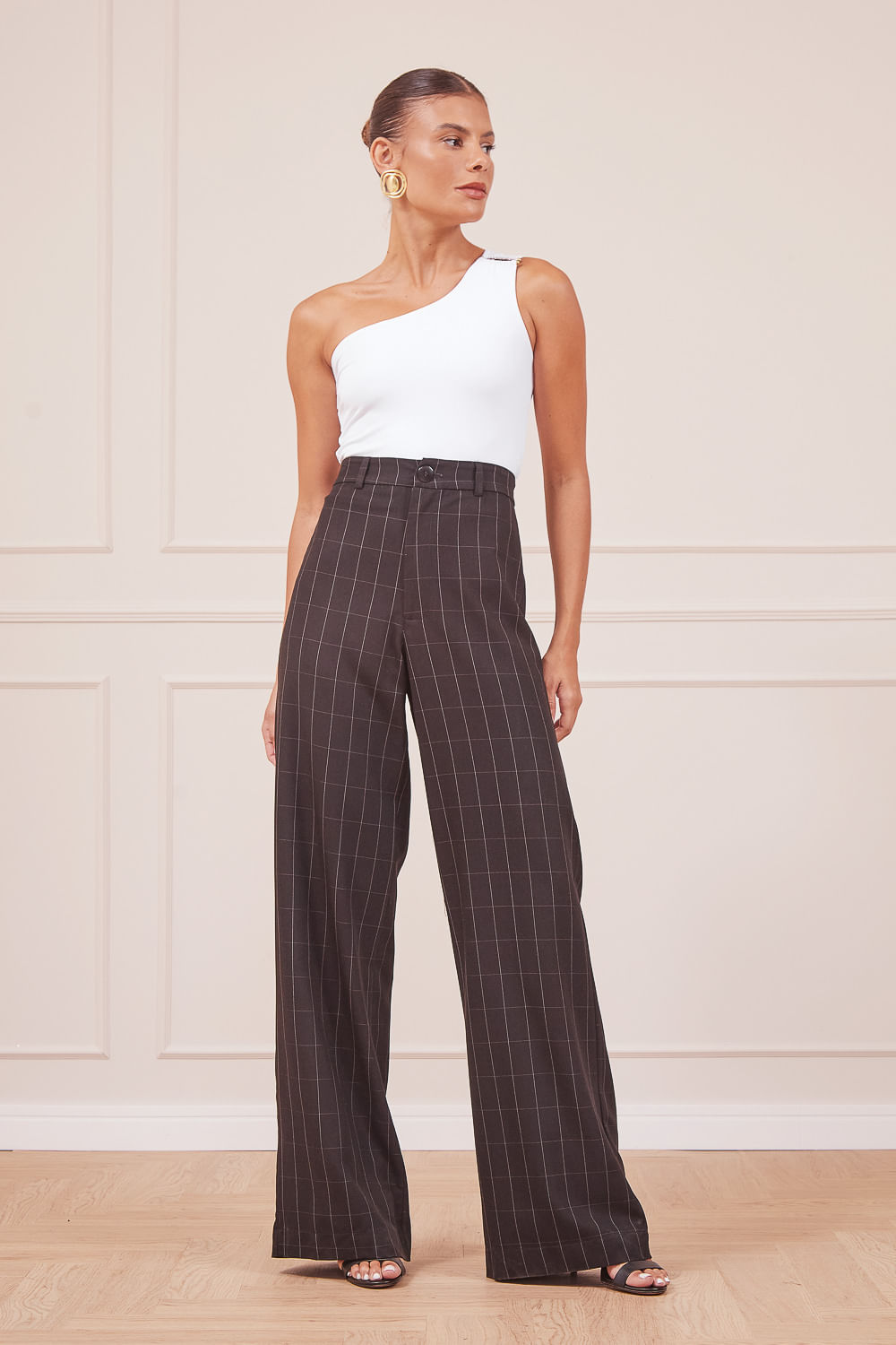 BLUSA-UM-OMBRO-COM-JOIA-BRANCA-E-CALCA-RISCA-PRETA-14.jpg