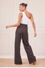 BLUSA-UM-OMBRO-COM-JOIA-BRANCA-E-CALCA-RISCA-PRETA-31.jpg