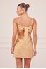 VESTIDO-CURTO-BEGE-COM-RECORTES-NA-BARRA-11.jpg