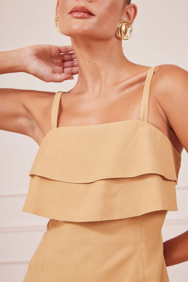 VESTIDO-CURTO-BEGE-COM-RECORTES-NA-BARRA-9.jpg