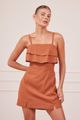 VESTIDO-CURTO-CARAMELO-COM-RECORTES-NA-BARRA-9.jpg