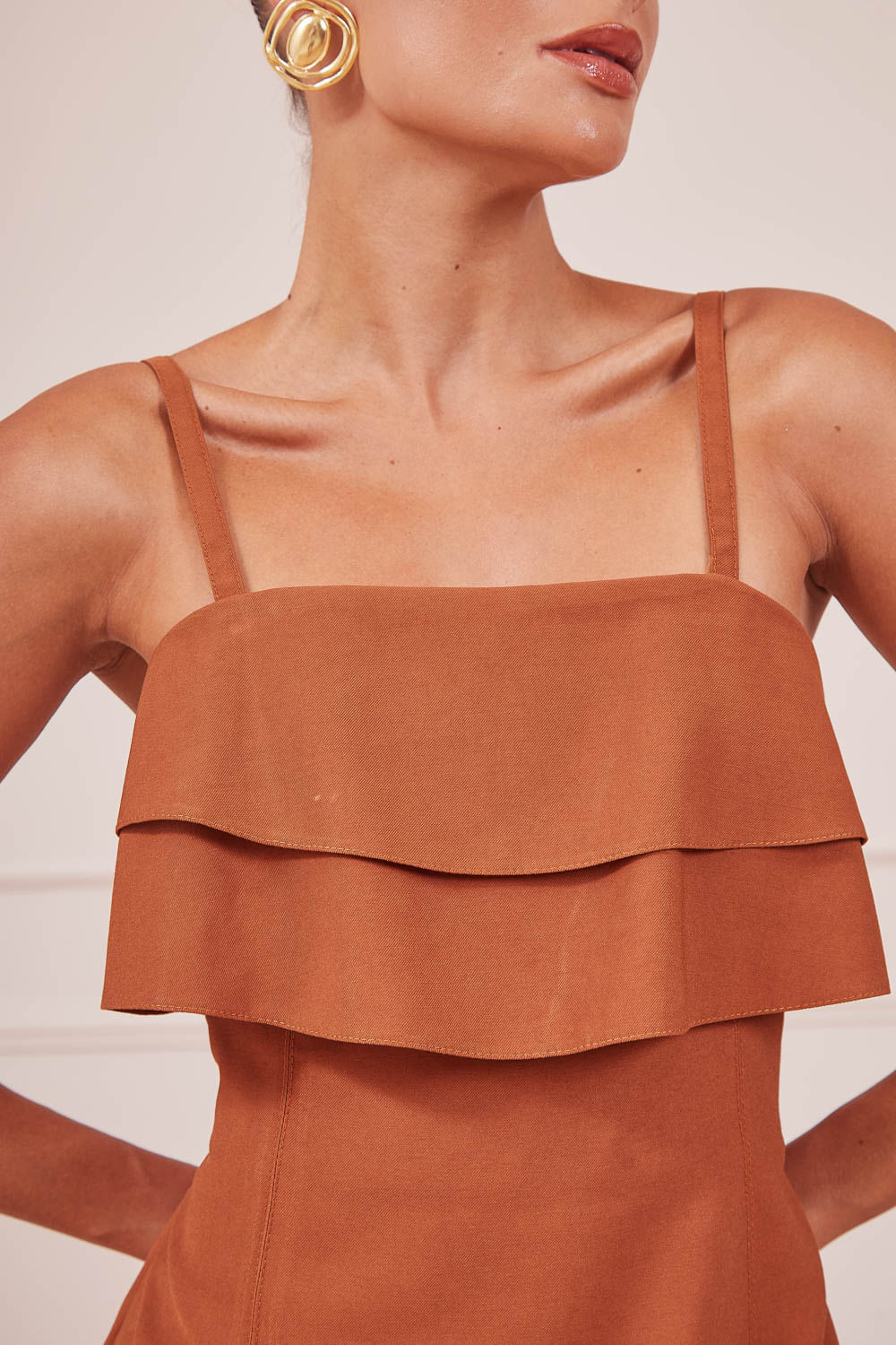 VESTIDO-CURTO-CARAMELO-COM-RECORTES-NA-BARRA-13.jpg