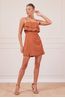 VESTIDO-CURTO-CARAMELO-COM-RECORTES-NA-BARRA-7.jpg