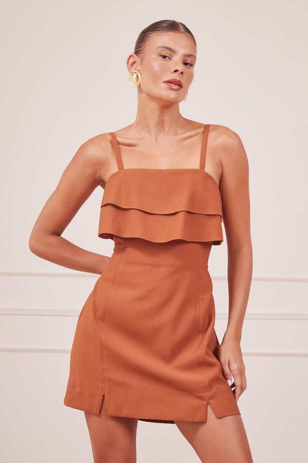 VESTIDO-CURTO-CARAMELO-COM-RECORTES-NA-BARRA-9.jpg