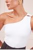 BLUSA-UM-OMBRO-COM-JOIA-BRANCA-E-CALCA-RISCA-PRETA-24.jpg
