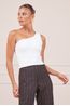 BLUSA-UM-OMBRO-COM-JOIA-BRANCA-E-CALCA-RISCA-PRETA.jpg