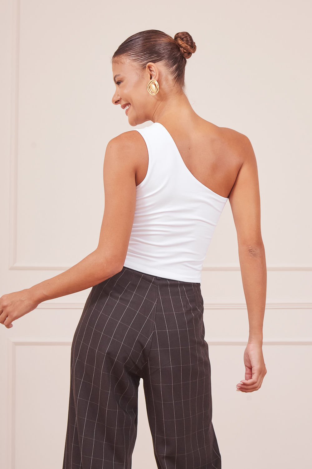 BLUSA-UM-OMBRO-COM-JOIA-BRANCA-E-CALCA-RISCA-PRETA-9.jpg