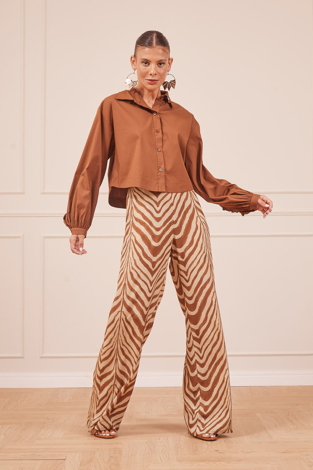 CAMISA-CROPPED-MARROM-E-CALCA-EST-SELVAGEM-1.jpg
