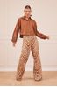 CAMISA-CROPPED-MARROM-E-CALCA-EST-SELVAGEM-1.jpg