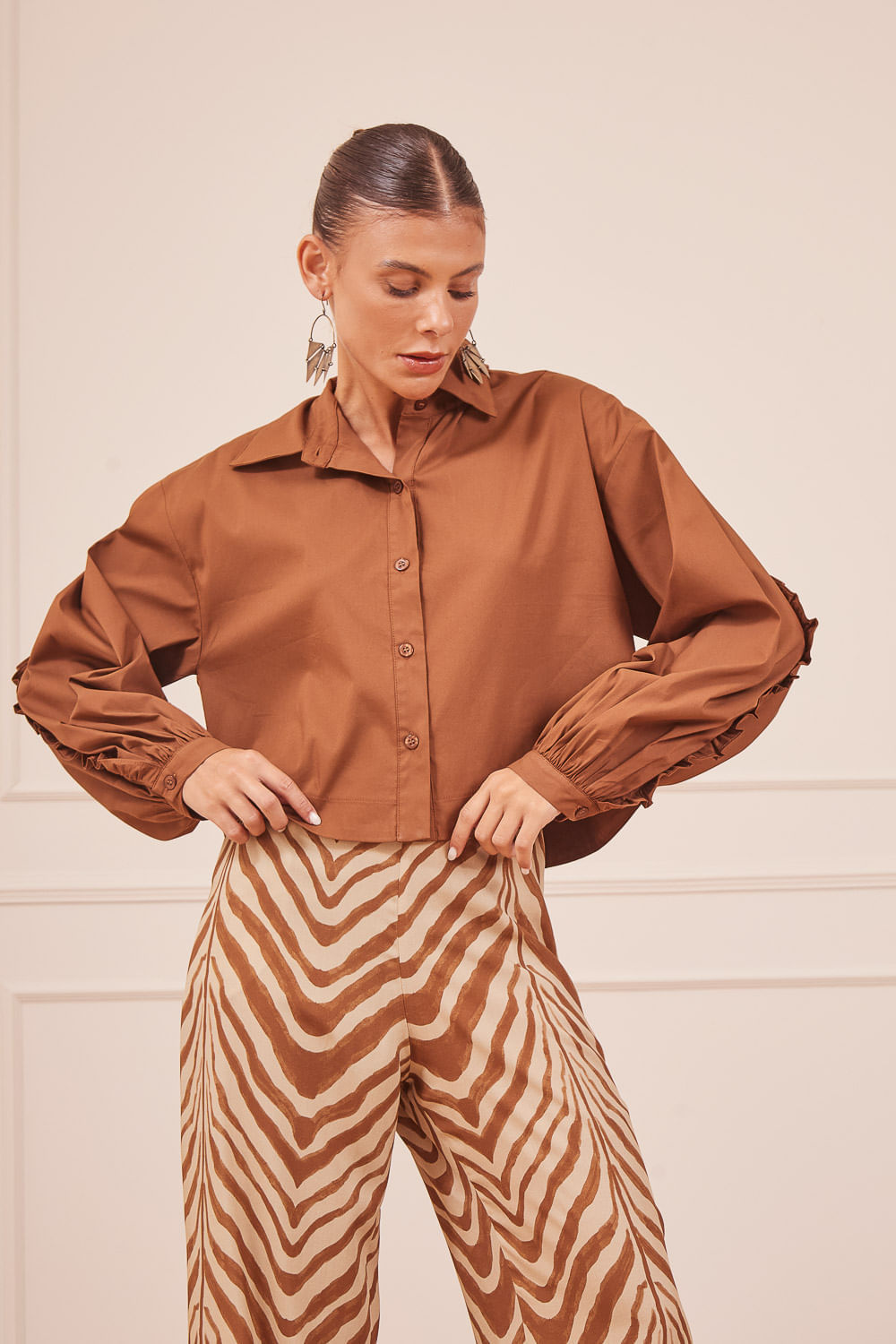 CAMISA-CROPPED-MARROM-E-CALCA-EST-SELVAGEM-8.jpg