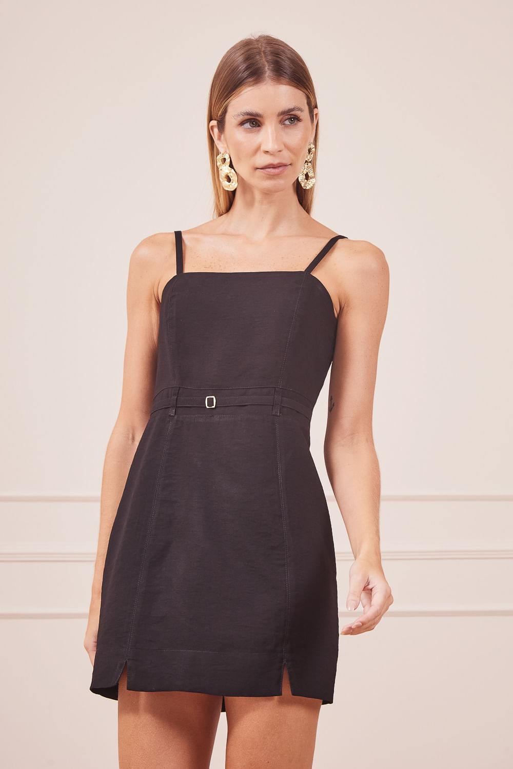 VESTIDO-CURTO-COM-CINTINHO-PRETO-7.jpg