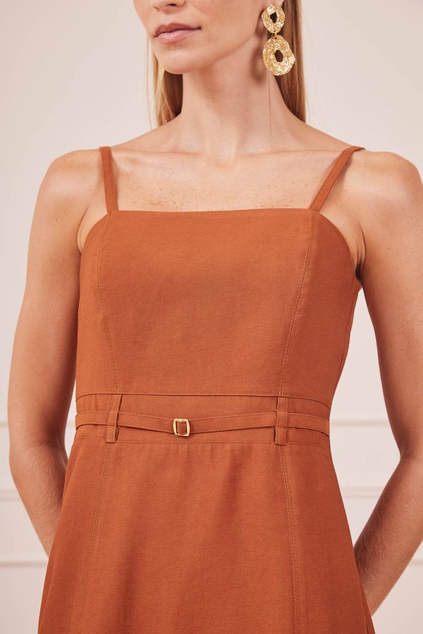 VESTIDO-CURTO-COM-CINTINHO-MARROM-CLARO-8.jpg