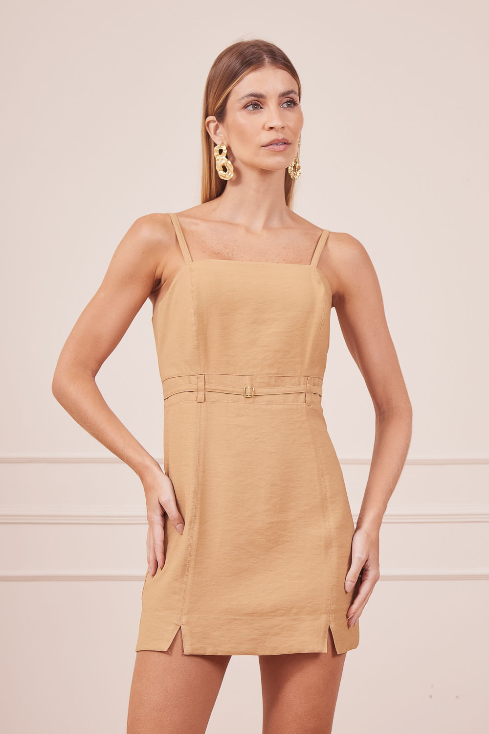 VESTIDO-CURTO-COM-CINTINHO-BEGE-AREIA-6.jpg