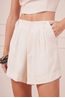 SHORT-ALFAIATARIA-COM-PREGAS-NA-FRENTE-OFF-6.jpg