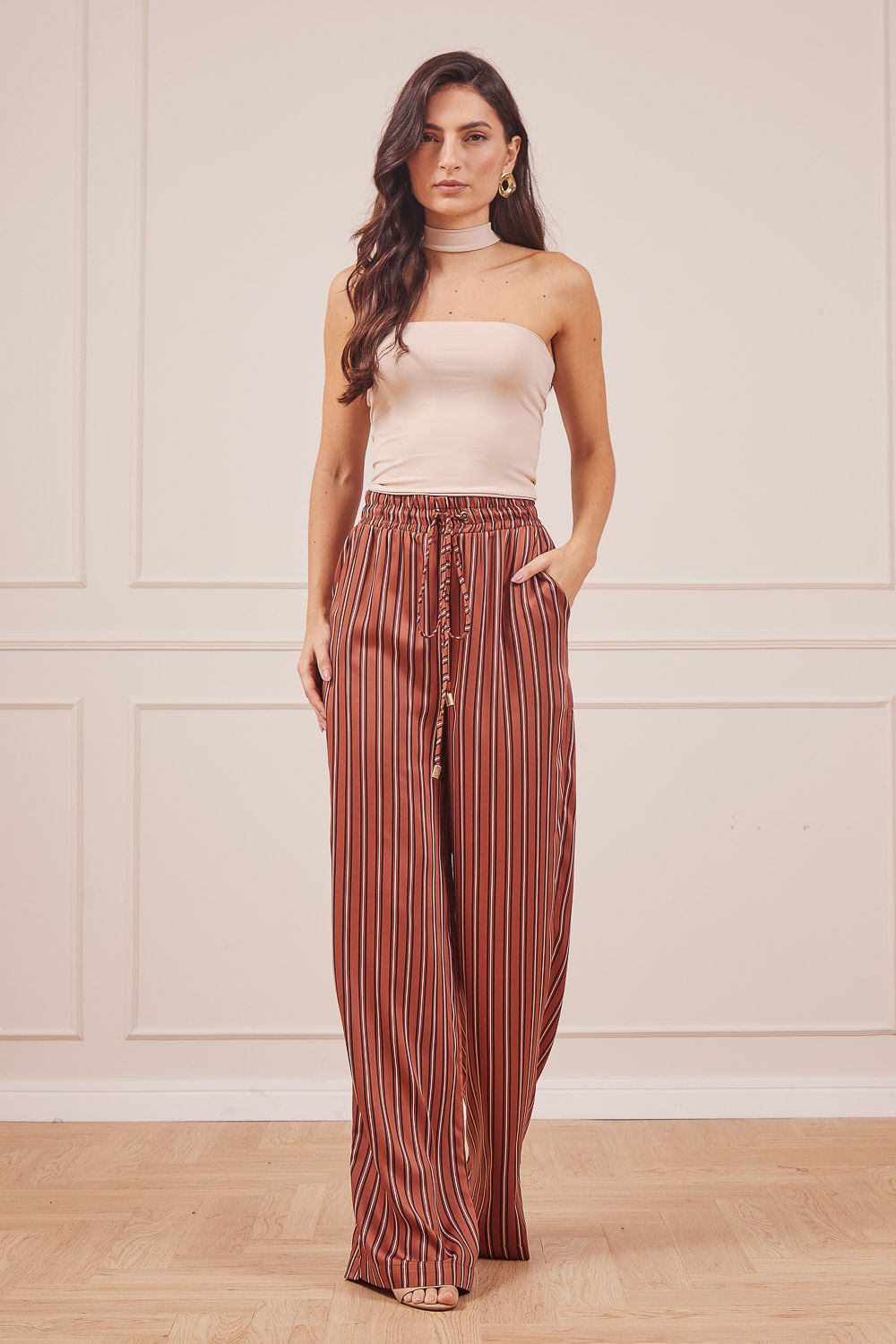 BLUSA-SUPLEX-GOLA-FUNCIONAL-BEGE-CALCA-E-CAMISA-ESTA-LISTRAS-MARROM-2.jpg