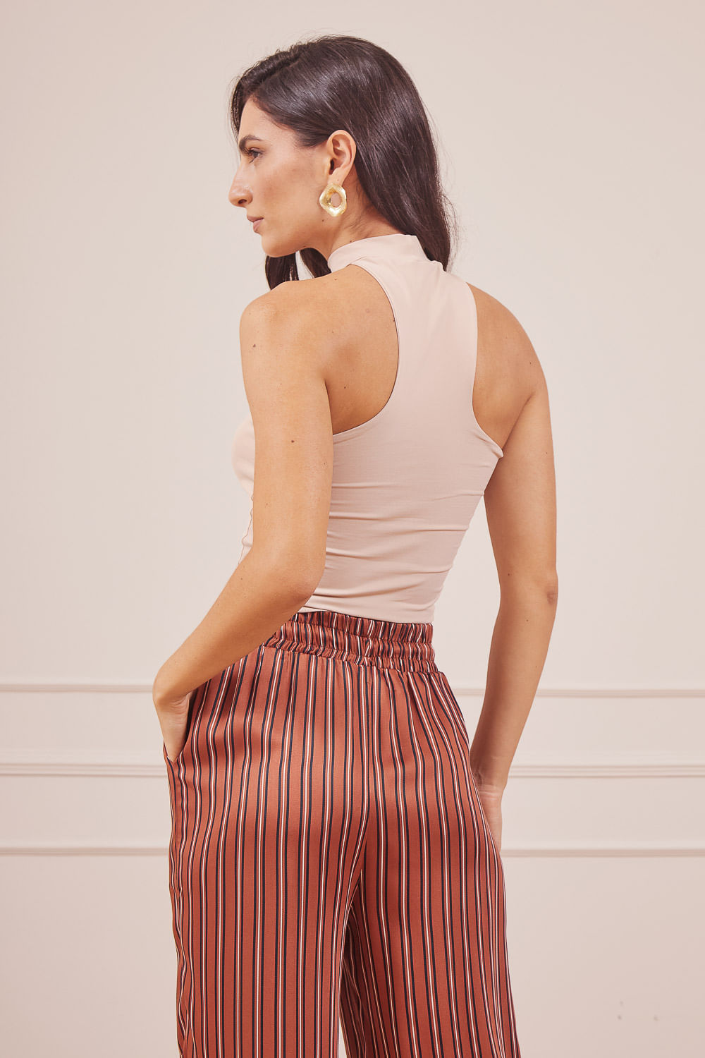BLUSA-SUPLEX-GOLA-FUNCIONAL-BEGE-CALCA-E-CAMISA-ESTA-LISTRAS-MARROM-18.jpg