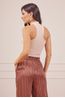 BLUSA-SUPLEX-GOLA-FUNCIONAL-BEGE-CALCA-E-CAMISA-ESTA-LISTRAS-MARROM-18.jpg