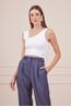 CROPPED-SUPLEX-ALCA-DIFERENCIADA-BRANCO-E-CALCA-ALFAIATARIA-AZUL-COM-BOTAO-LATERAL-NO-COS-7.jpg