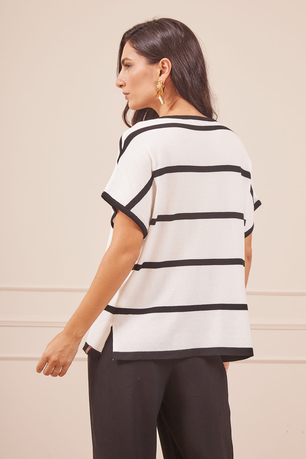 BLUSA-TRICOT-BRANCA-COM-LISTRA-PRETA-E-GOLA-V-13.jpg