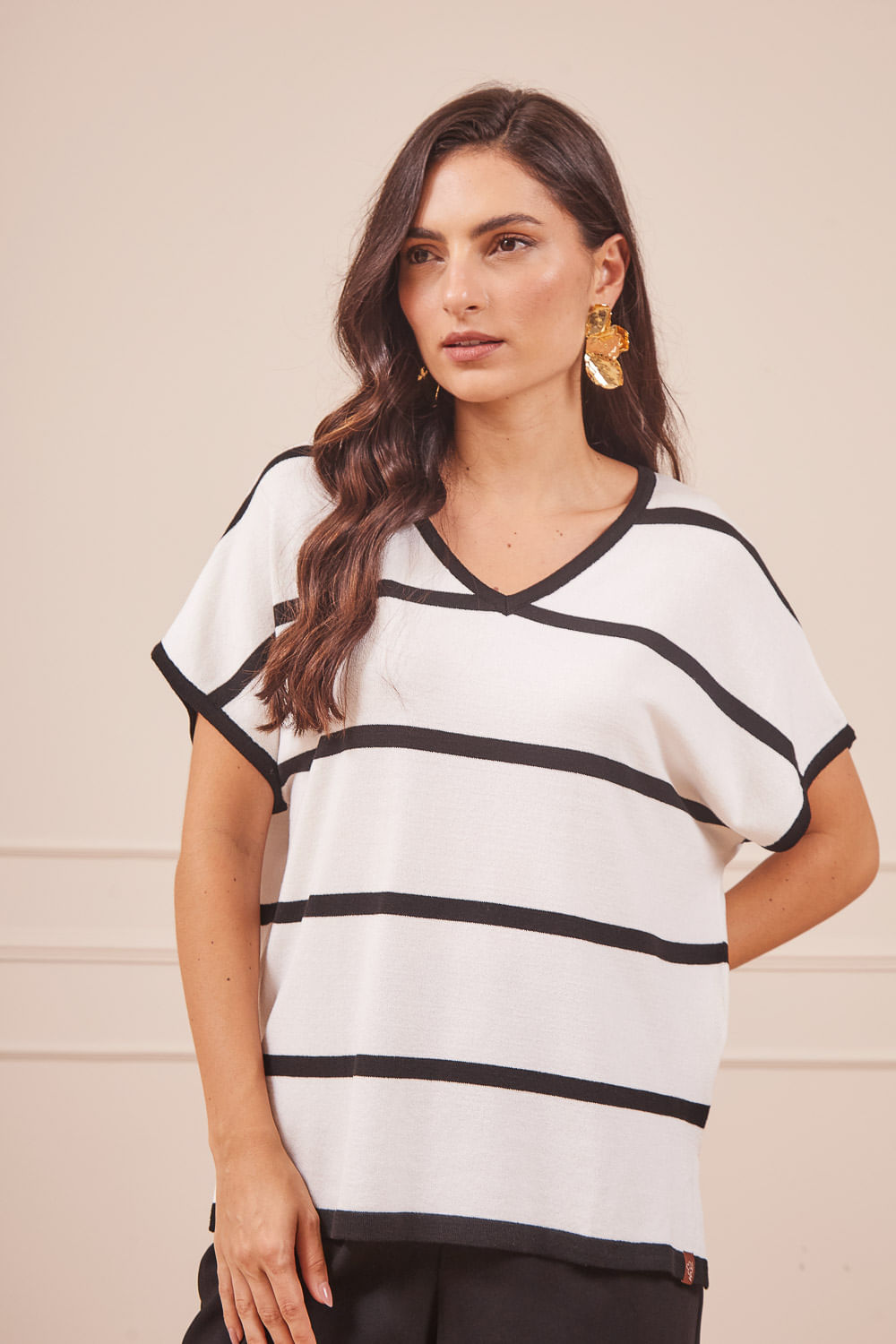 BLUSA-TRICOT-BRANCA-COM-LISTRA-PRETA-E-GOLA-V-3.jpg
