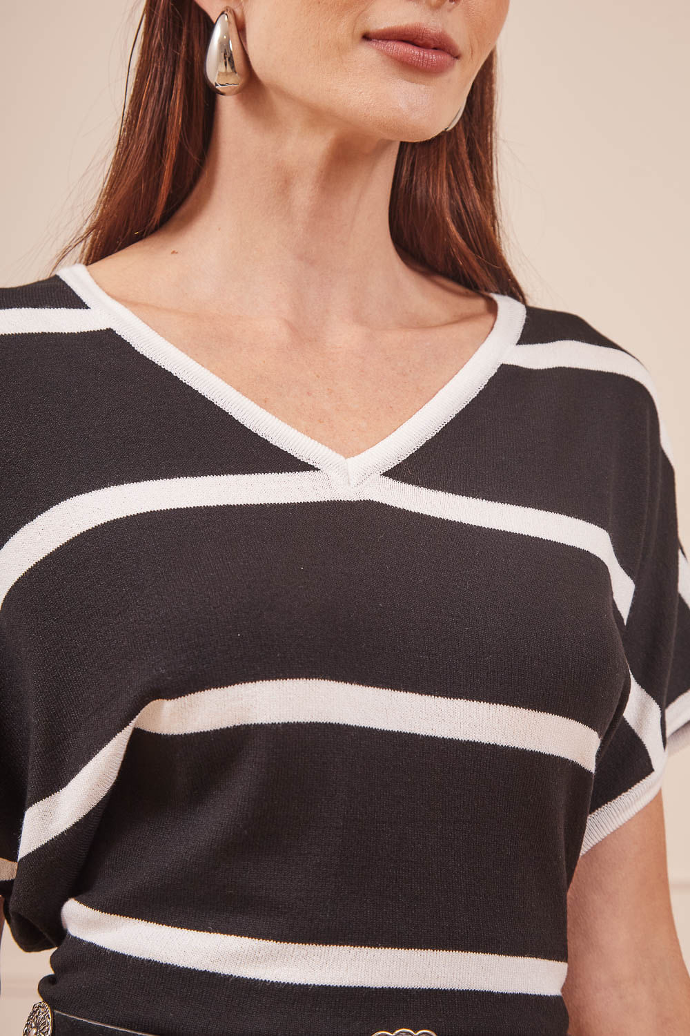 BLUSA-TRICOT-AMPLA-GOLA-V-PRETA-COM-LISTRA-BRANCA-13.jpg
