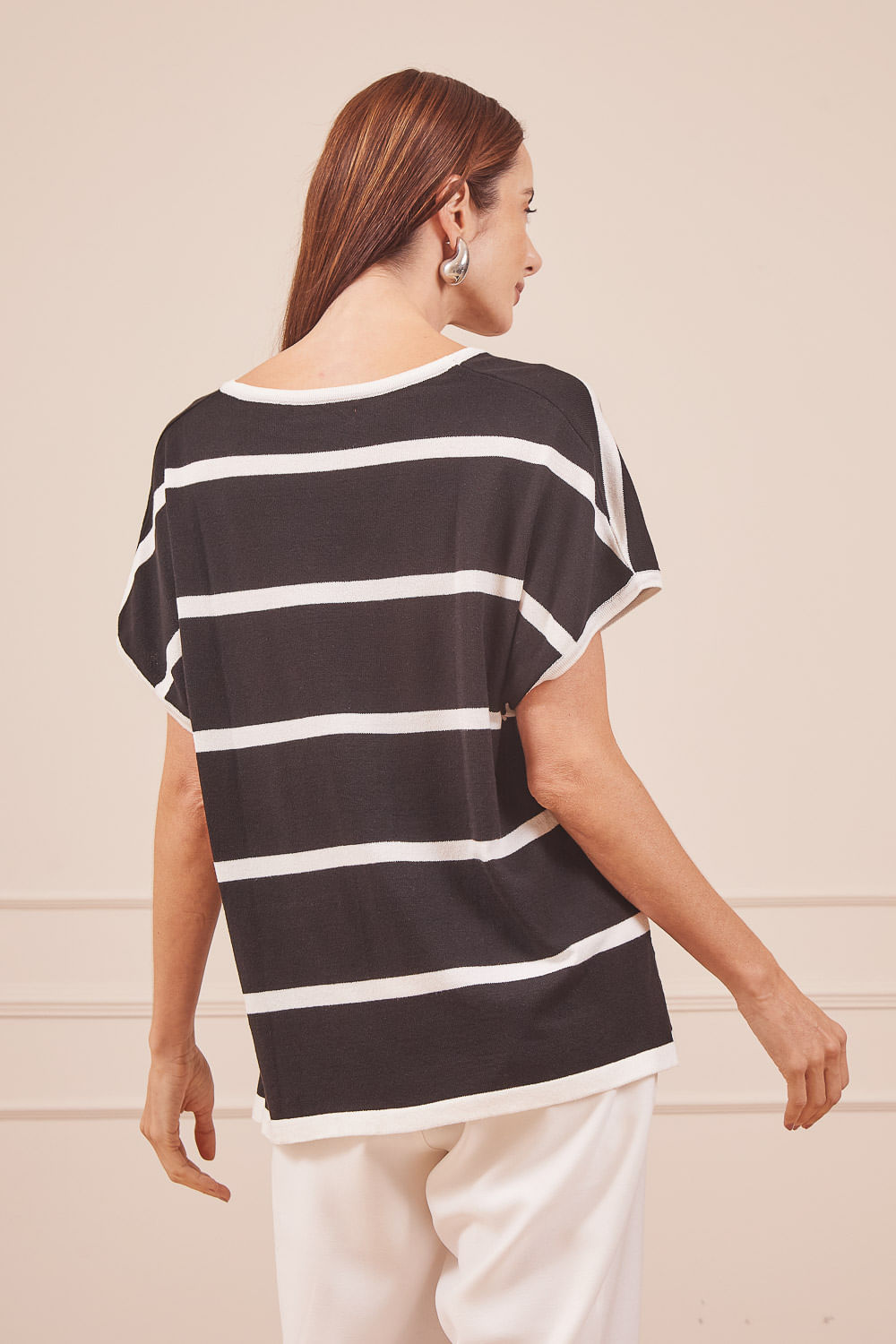 BLUSA-TRICOT-AMPLA-GOLA-V-PRETA-COM-LISTRA-BRANCA-6.jpg