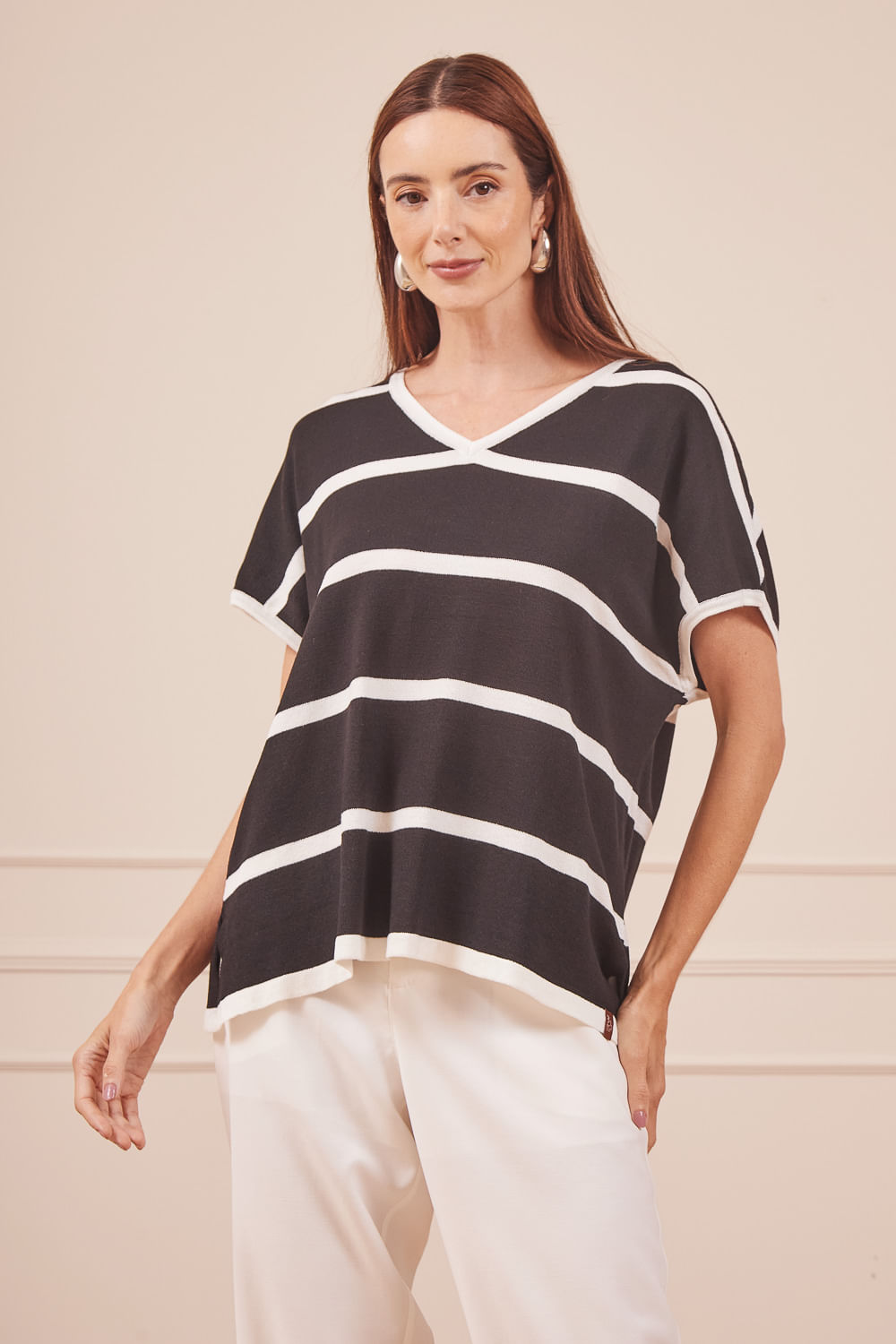BLUSA-TRICOT-AMPLA-GOLA-V-PRETA-COM-LISTRA-BRANCA-3.jpg