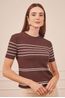 BLUSA-TRICOT-MANGA-CURTA-JUSTINHA-MARROM-COM-LISTRA-BRANCA-7.jpg