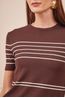 BLUSA-TRICOT-MANGA-CURTA-JUSTINHA-MARROM-COM-LISTRA-BRANCA-11.jpg