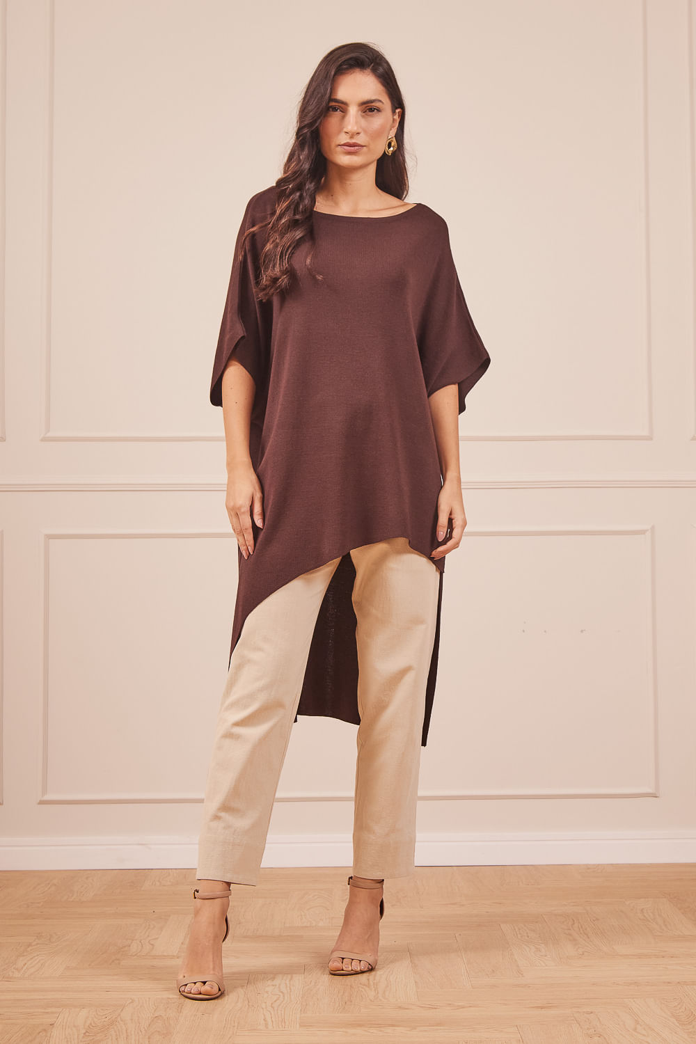 BLUSA-TRICOT-LONGA-MARROM-COM-COSTAS-LONGA-1.jpg