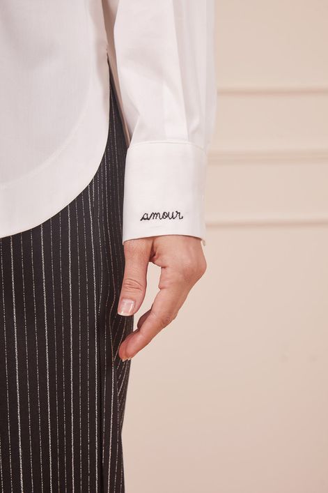 CAMISA-COM-BORDADO-AMOUR-BRANCA-6.jpg