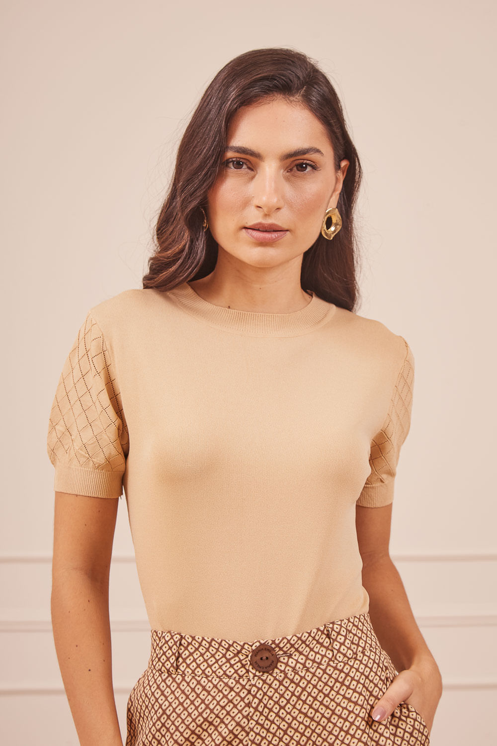 BLUSA-TRICOT-MANGA-CURTA-COM-DETALHE-NA-MANGA-BEGE-18.jpg