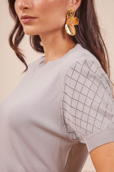 BLUSA-TRICOT-MANGA-CURTA-COM-DETALHE-NA-MANGA-CINZA-10.jpg
